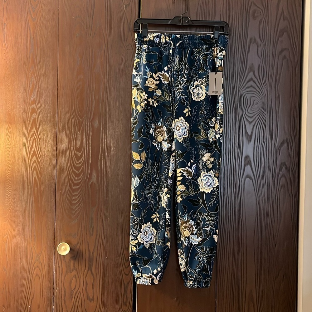 One by Chapter One jogger blue with floral patterned harem pants. Die XS/ TP NWT